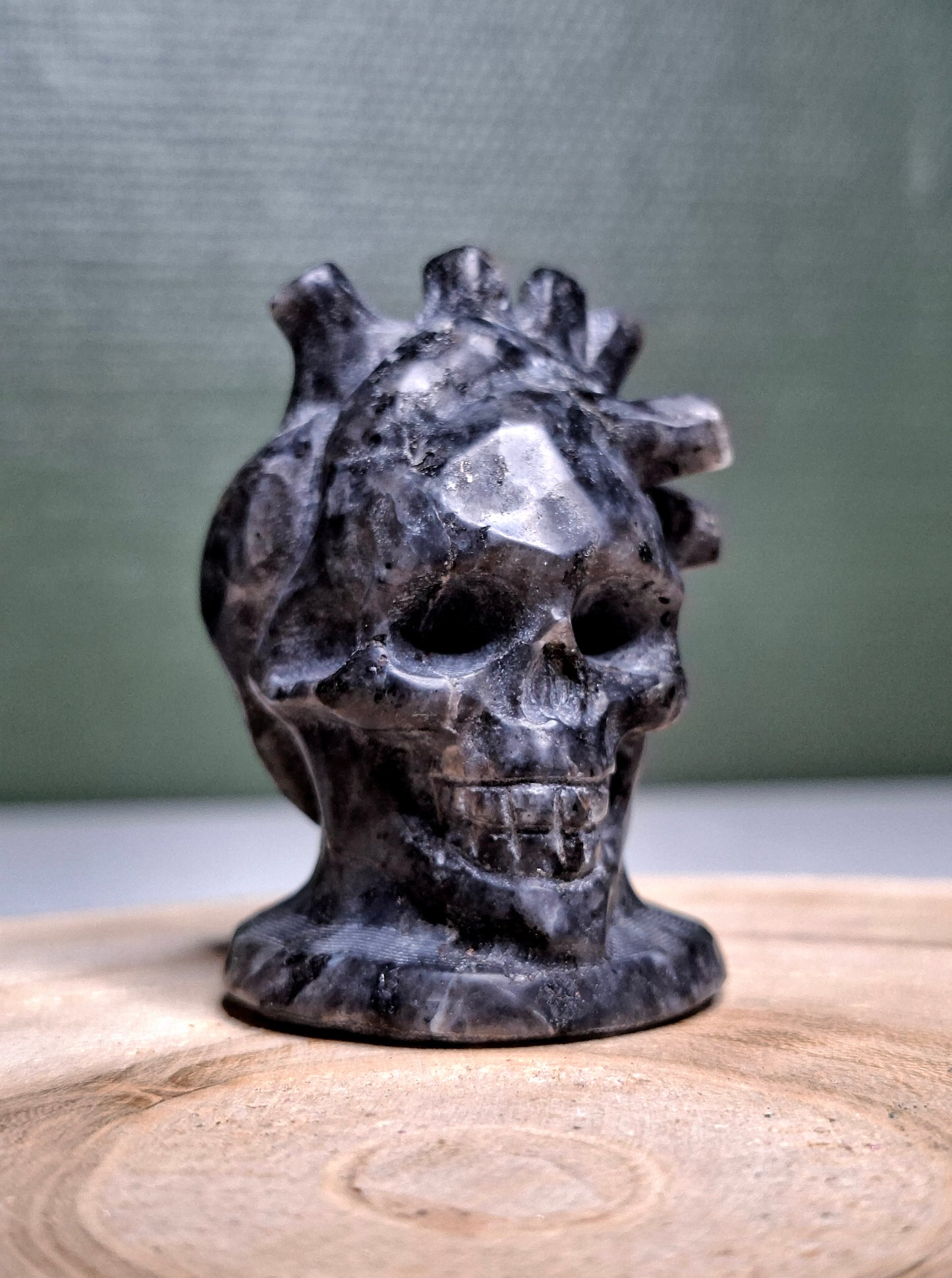 NOUVEAU - Crâne avec cœur en larvikite