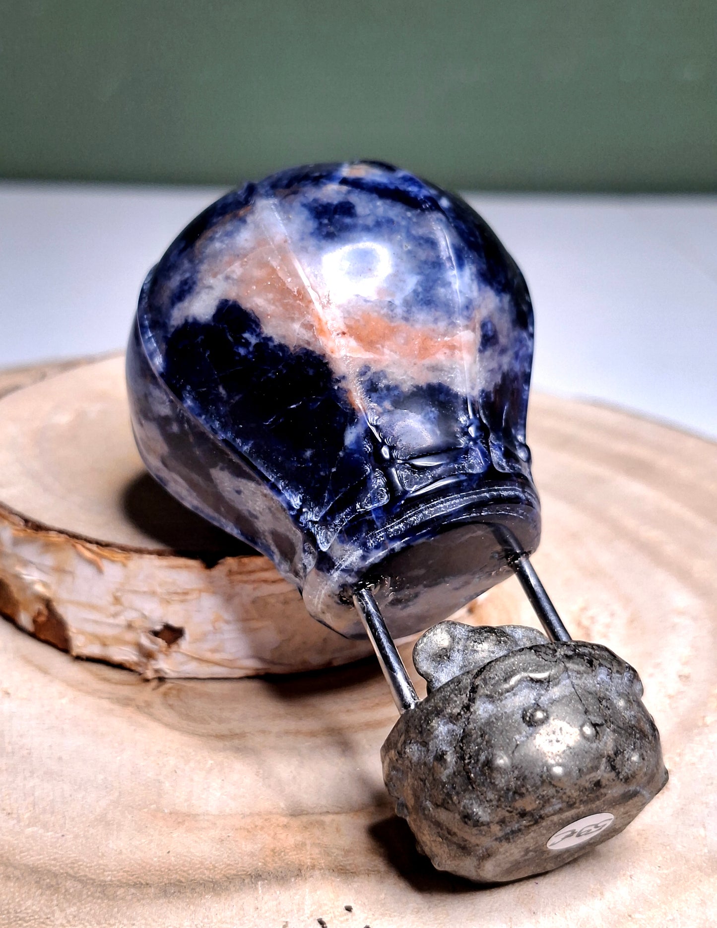 NOUVEAU - Mongolfière avec éléphant en sodalite et pyrite