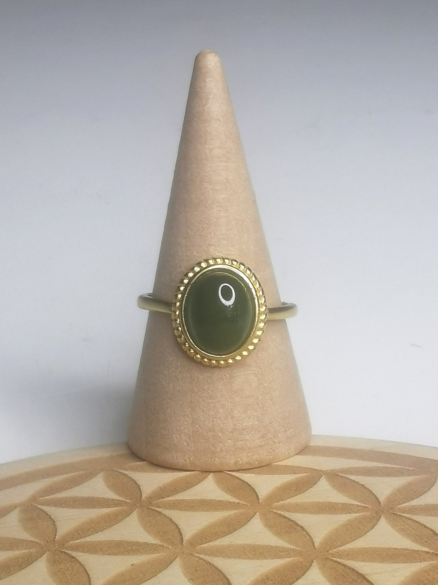 NOUVEAU - Bague en jade vert sur argent plaqué