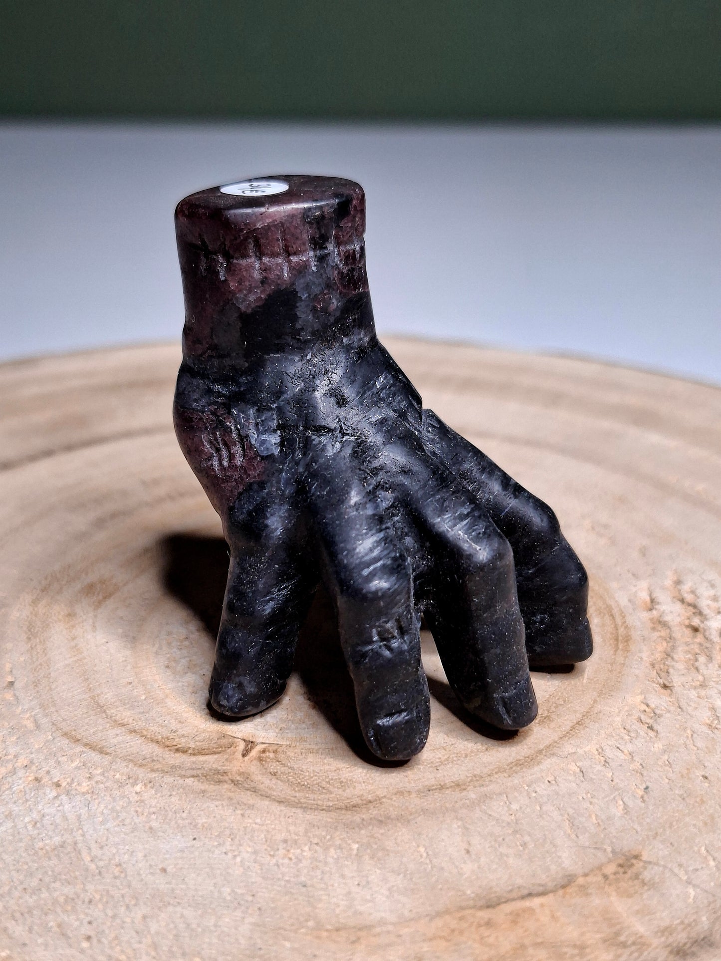 NOUVEAU - Main "La Chose" en grenat sur astrophyllite