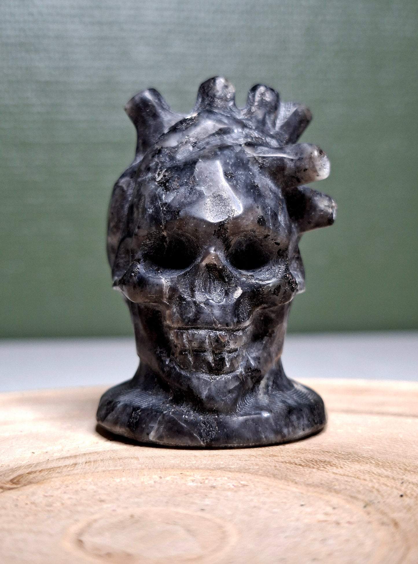 NOUVEAU - Crâne avec cœur en larvikite