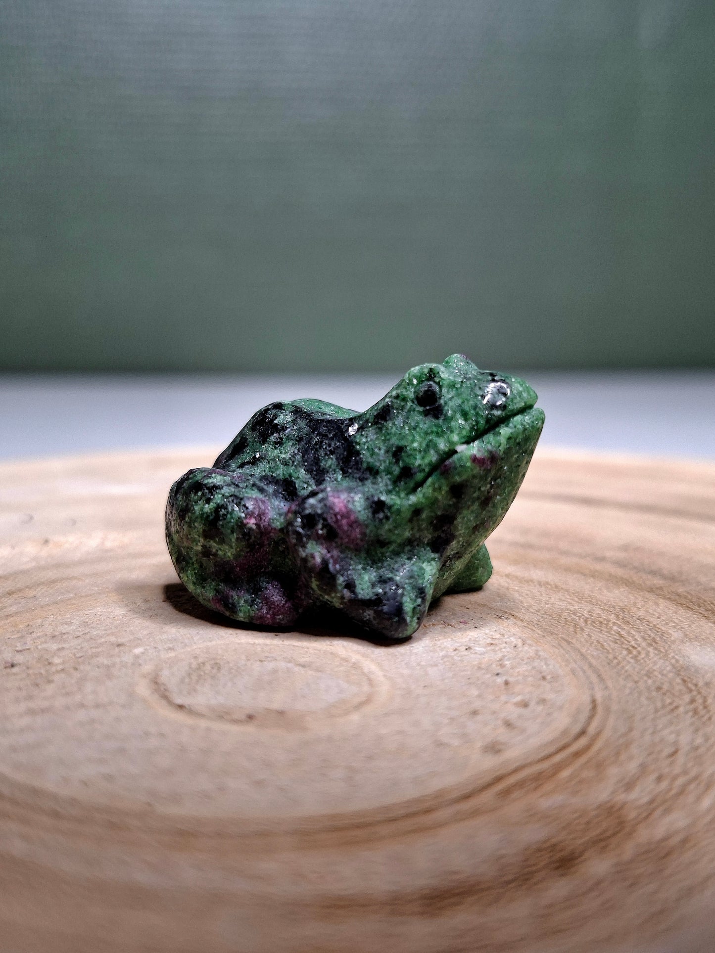 NOUVEAU - Grenouille en rubis zoisite