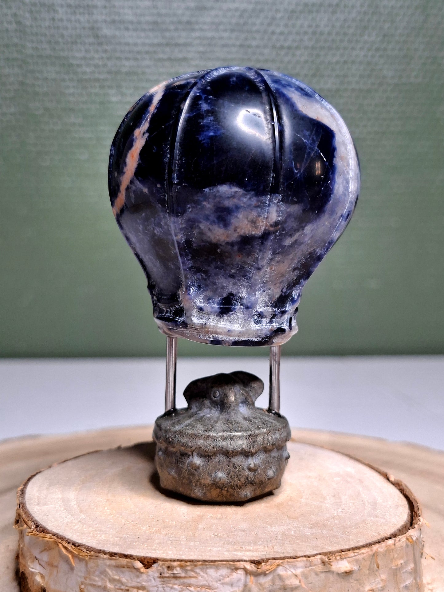 NOUVEAU - Mongolfière avec éléphant en sodalite et pyrite