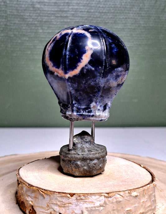 NOUVEAU - Mongolfière avec éléphant en sodalite et pyrite