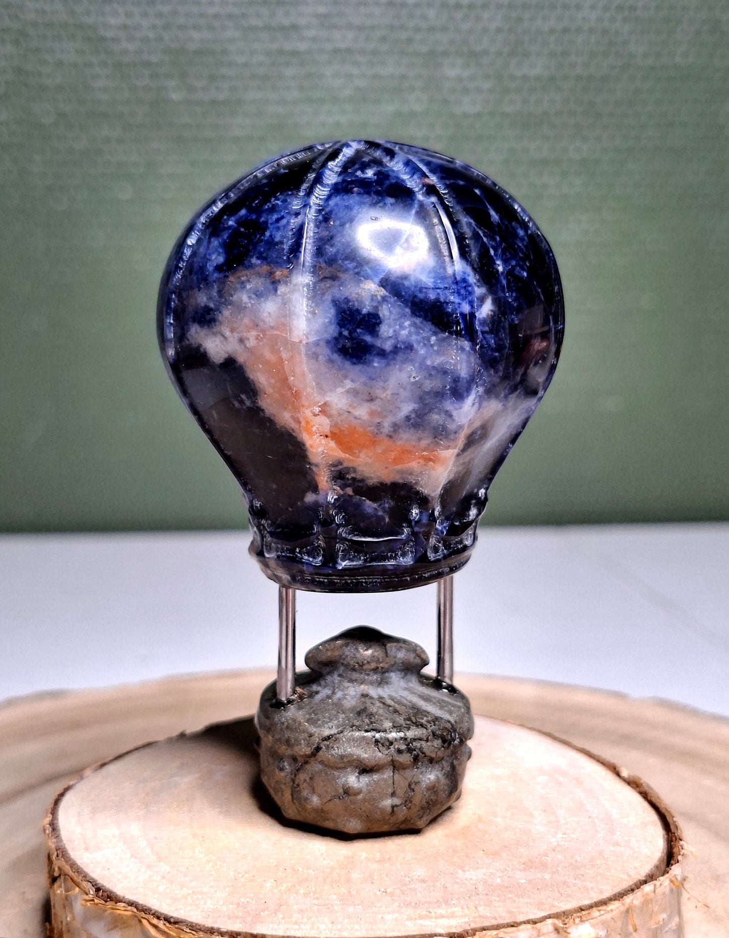 NOUVEAU - Mongolfière avec éléphant en sodalite et pyrite