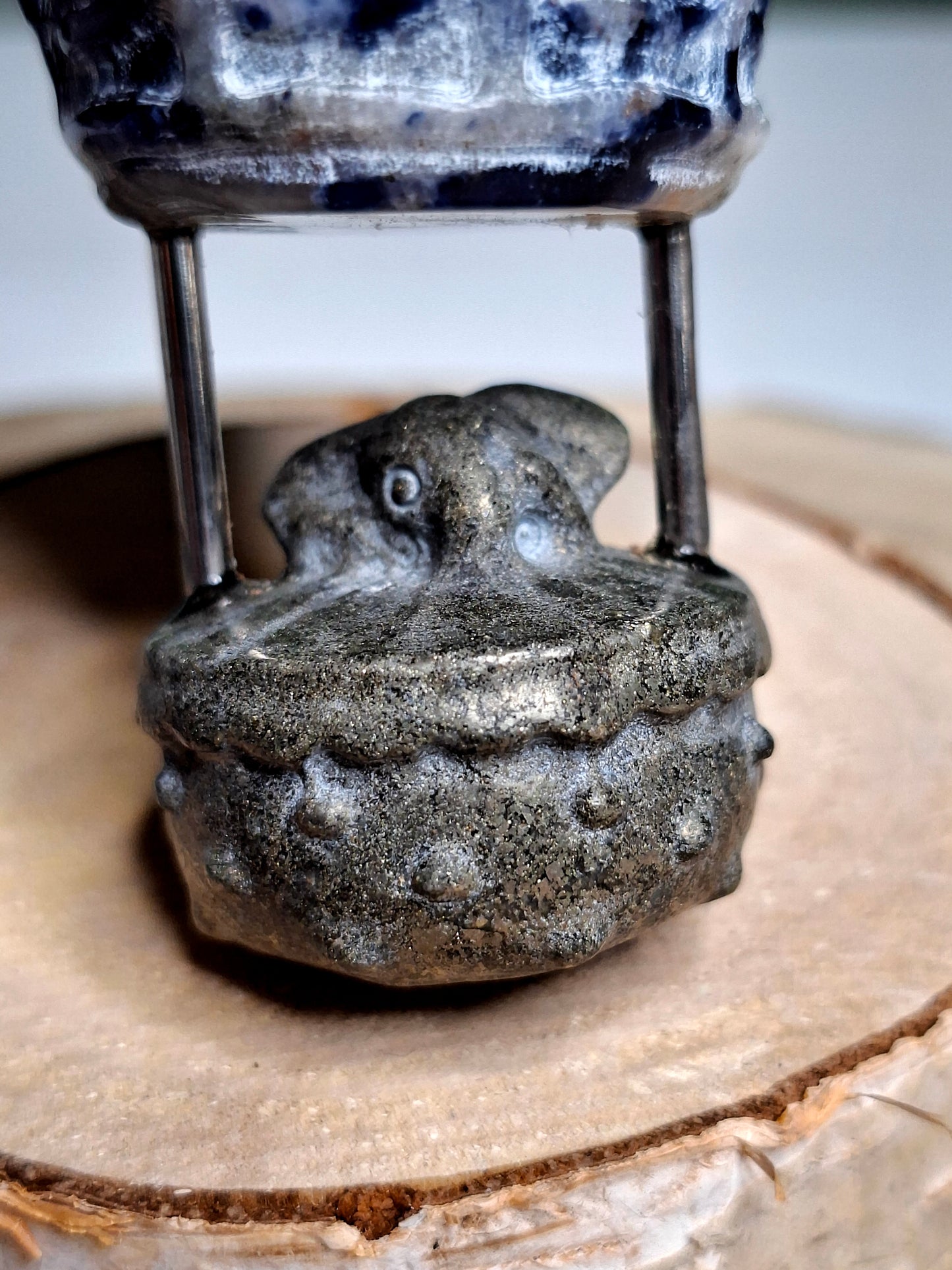 NOUVEAU - Mongolfière avec éléphant en sodalite et pyrite