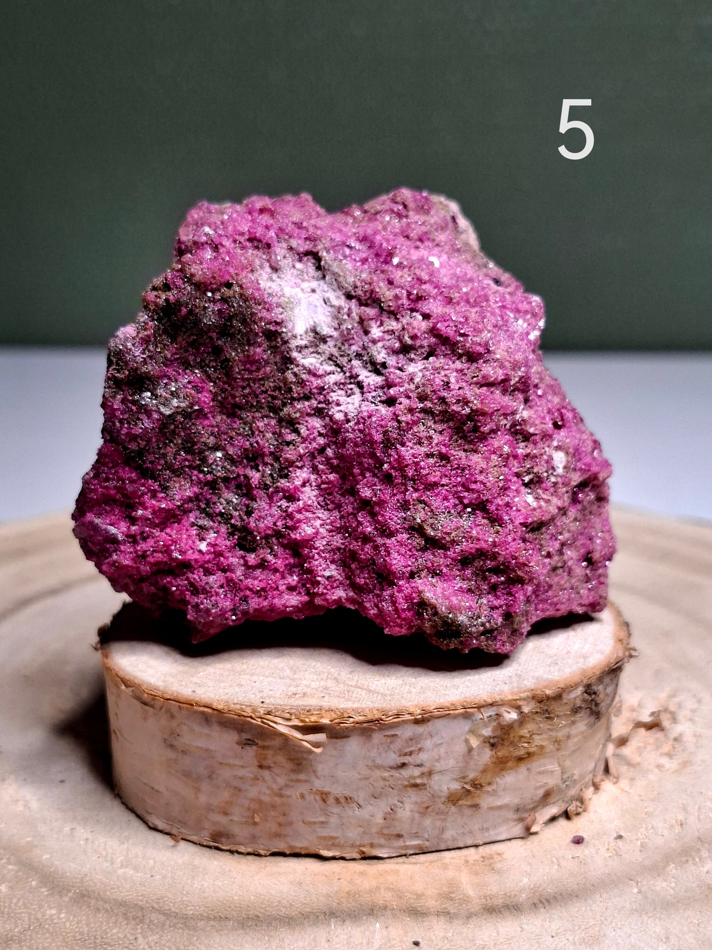 NOUVEAU - Forme brute en rubis corindon avec mica