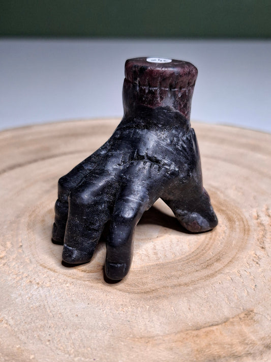 NOUVEAU - Main "La Chose" en grenat sur astrophyllite