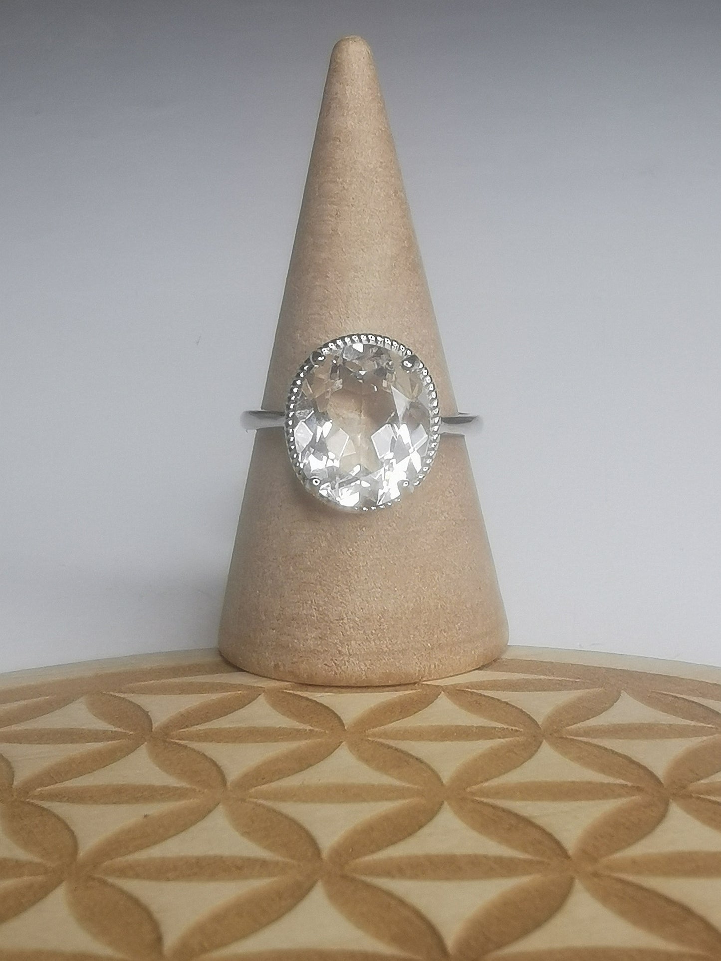 NOUVEAU - Bague en cristal de roche sur argent